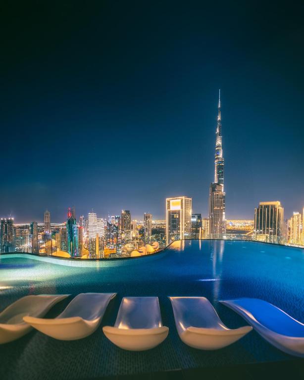 Infinity pool at Paramount Hotel Midtown (Business Bay, next to Downtown Dubai)